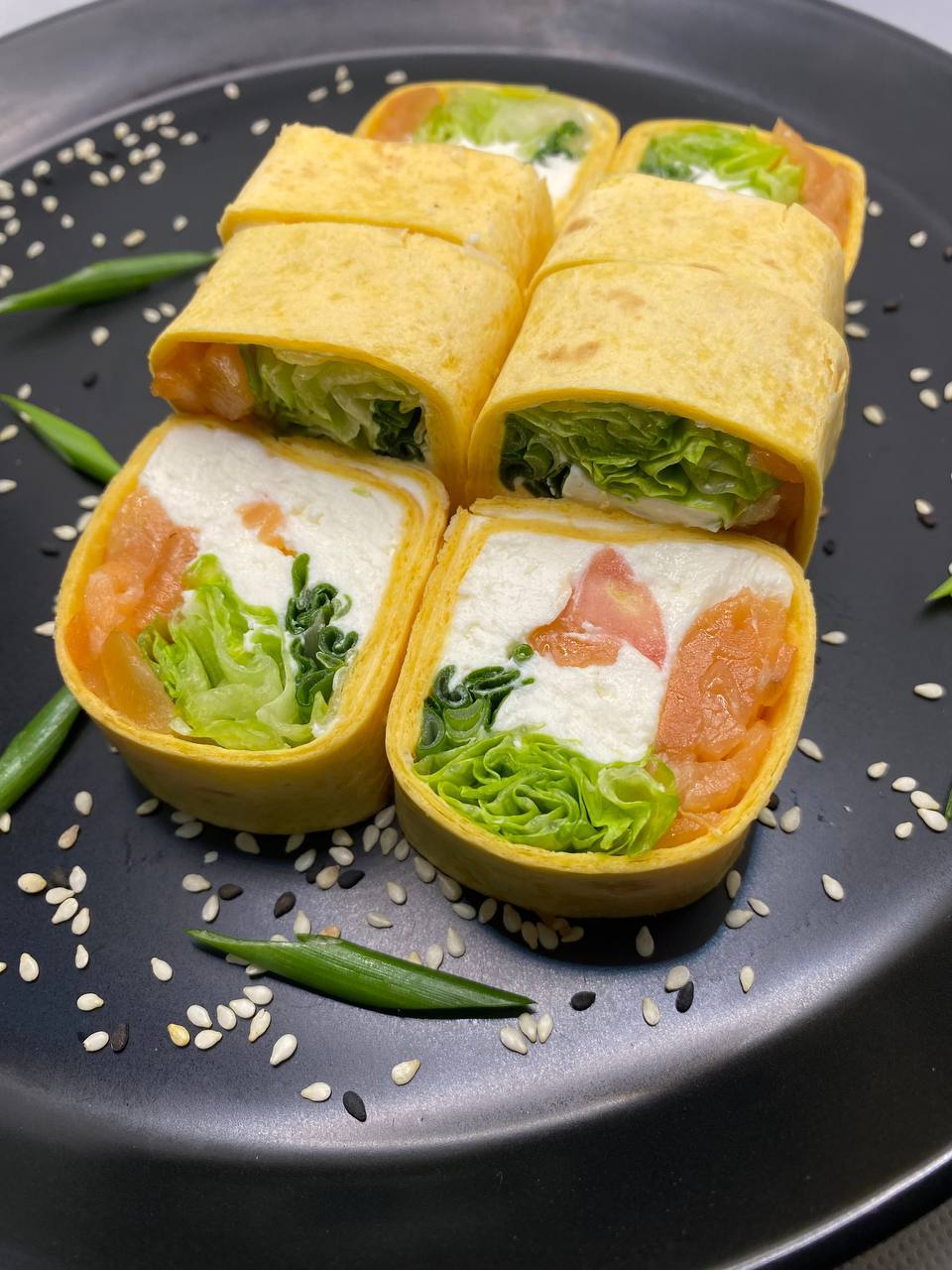 Фото тортилья с копченым лососем